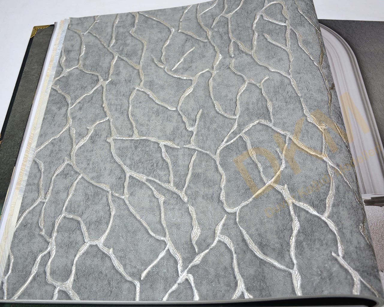 Ravena Rising 202409-4 Damarlı çizgili Duvar Kağıdı 16m²